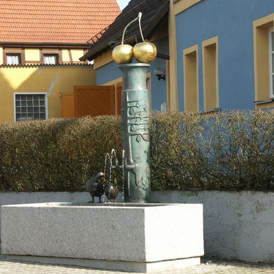 Bild vergrößern: Kirschenbrunnen gestaltet von Harro Frey an der Ecke Eberhardsbergstrae und Forchheimer Strae