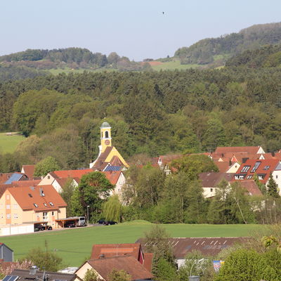 Bild vergrößern: Ansicht Igensdorf mit Kirche St. Georg