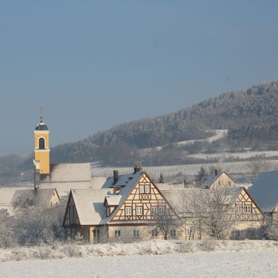 Bild vergrößern: Blick vom Planetenweg auf die Kirche St. Georg im Winter