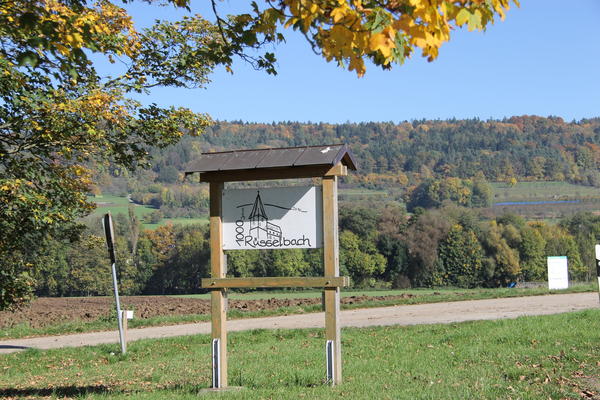 Bild vergr&ouml;&szlig;ern: Ortseingang Unterr&uuml;sselbach mit Schild 1000 Jahre R&uuml;sselbach