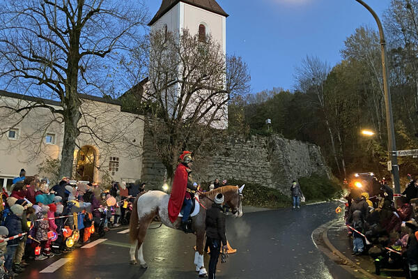 Bild vergr&ouml;&szlig;ern: Laternenumzug R&uuml;sselbach
