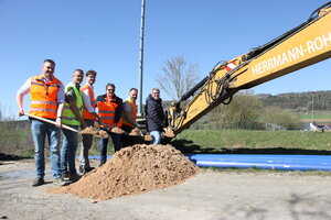 Bild vergr&ouml;&szlig;ern: Spatenstich Leitungsbau R&uuml;sselbach